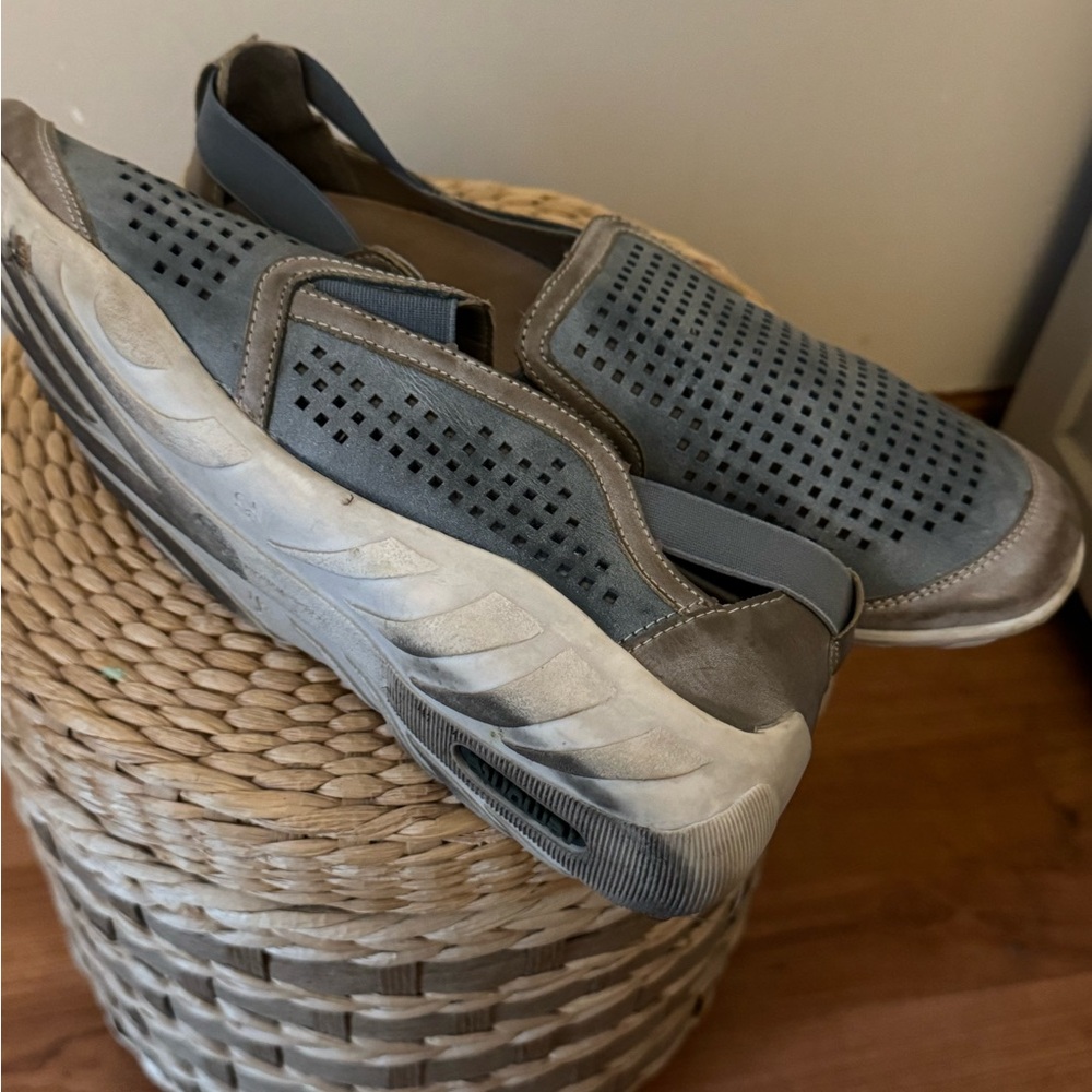 Shoes - Picture 4 of 5